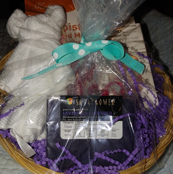 8 Piece Personal Hand Care/Beauty Basket with Faux Fingernails - Picture 2 of 4